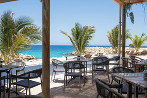 Se sirven desayunos, almuerzos y cenas; con vista al mar