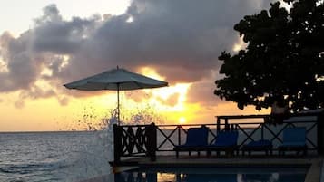 2 piscinas al aire libre, sombrillas, sillones reclinables de piscina