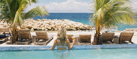 2 piscinas al aire libre, sombrillas, sillones reclinables de piscina