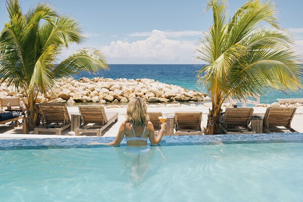 2 piscines extérieures, parasols, chaises longues
