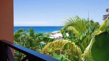 Cubrecamas y caja de seguridad en la habitación