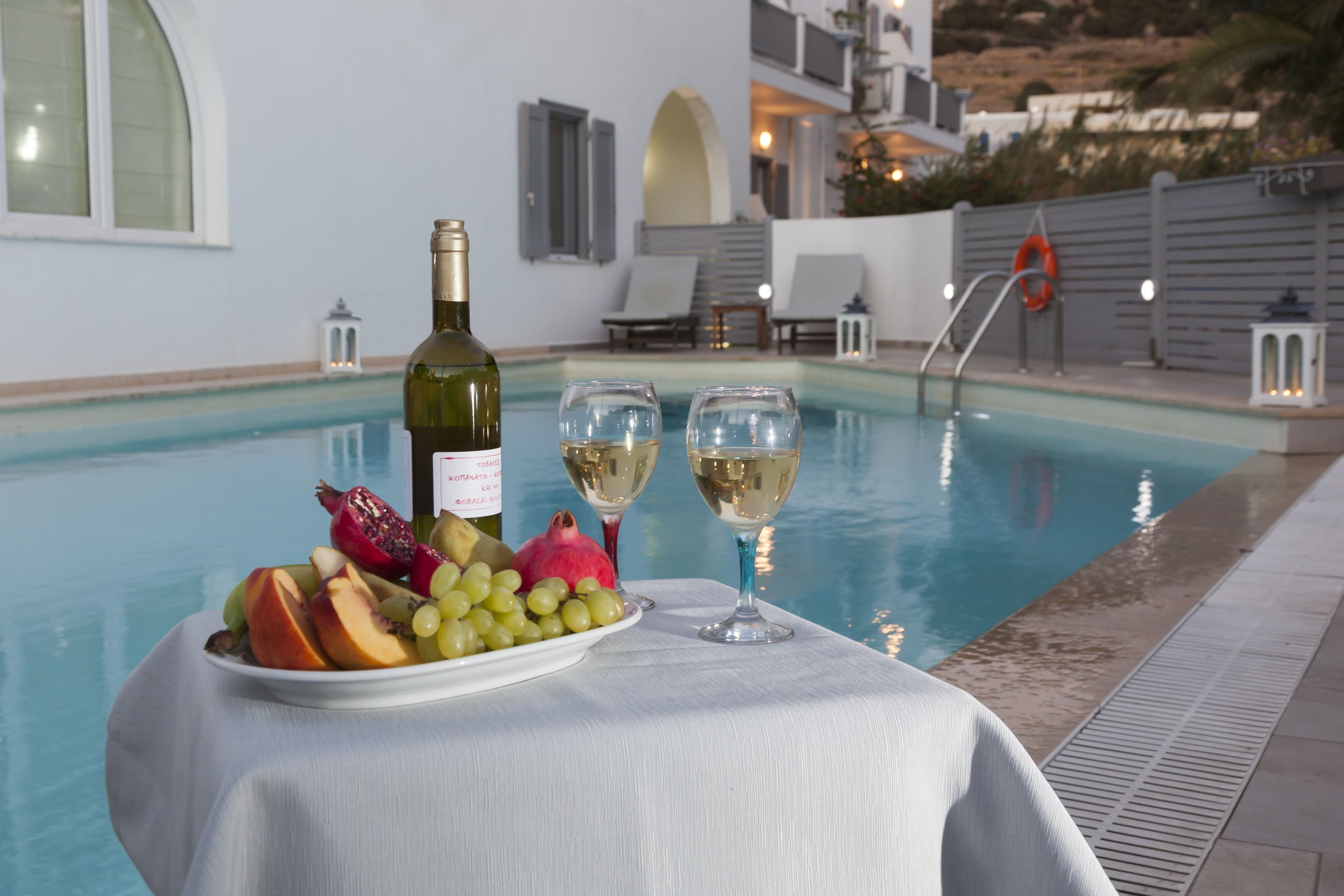 Piscine extérieure, parasols de plage, chaises longues