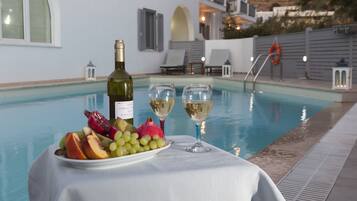 Piscine extérieure, parasols de plage, chaises longues