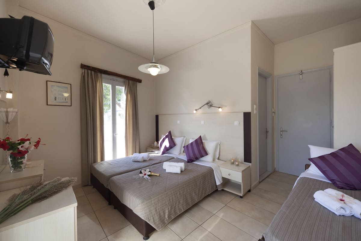 standard triple room | desk, blackout curtains, iron/ironing board, free cots/infant beds