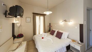 Standard Room | Desk, blackout drapes, iron/ironing board, free cribs/infant beds