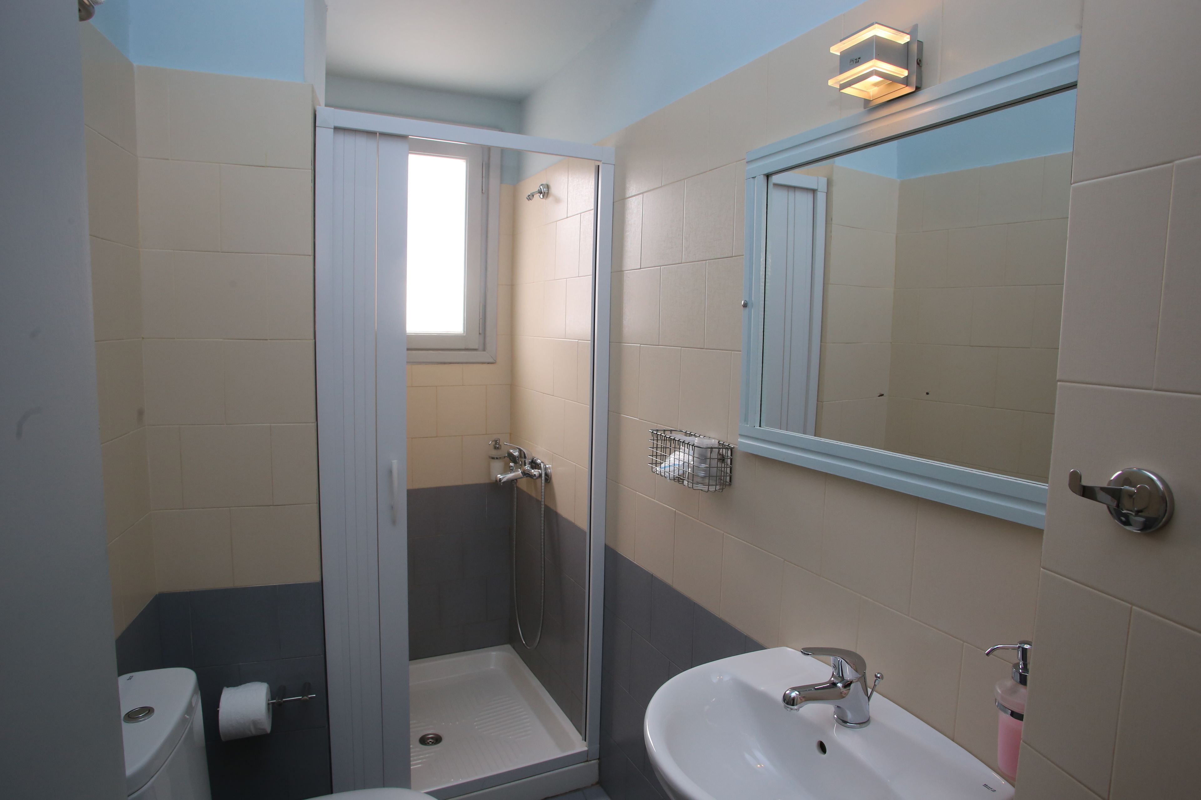 standard single room | bathroom | shower, free toiletries, hair dryer, towels