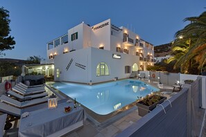 Outdoor pool, pool umbrellas, pool loungers - Hotel Francoise (Syros)