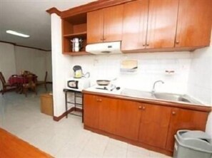 大型冷蔵庫、電子レンジ、電気ポット、ペーパータオル