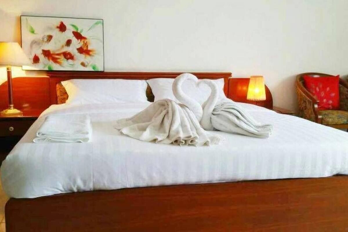 مكتب وستائر تعتيم وأسرّة أطفال/رضّع (مجانًا) وأسرّة قابلة للطي