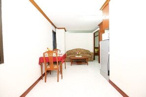 Suite, 1 Bedroom | Desk, blackout drapes, free cribs/infant beds, rollaway beds