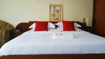 Studio A | Desk, blackout curtains, free cots/infant beds, rollaway beds