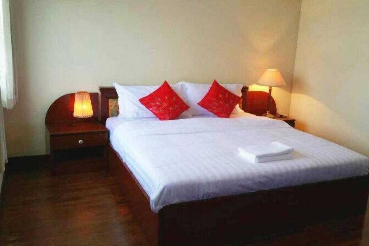 مكتب وستائر تعتيم وأسرّة أطفال/رضّع (مجانًا) وأسرّة قابلة للطي