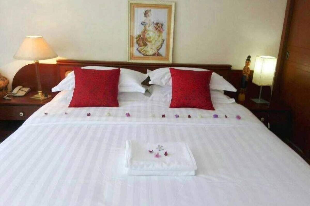 مكتب وستائر تعتيم وأسرّة أطفال/رضّع (مجانًا) وأسرّة قابلة للطي