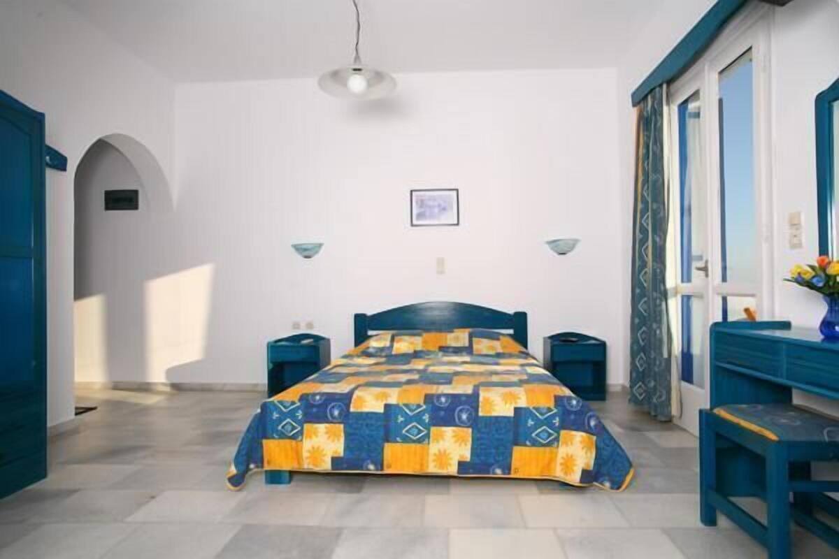 Une chambre à coucher avec un lit, un bureau et une chaise.