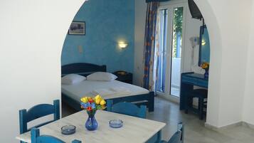 Apartment | In-room safe, individually furnished, iron/ironing board, free WiFi