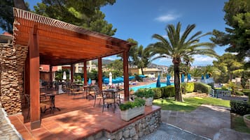 Poolside bar