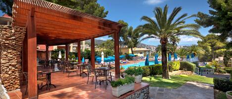 Bar al costat de la piscina