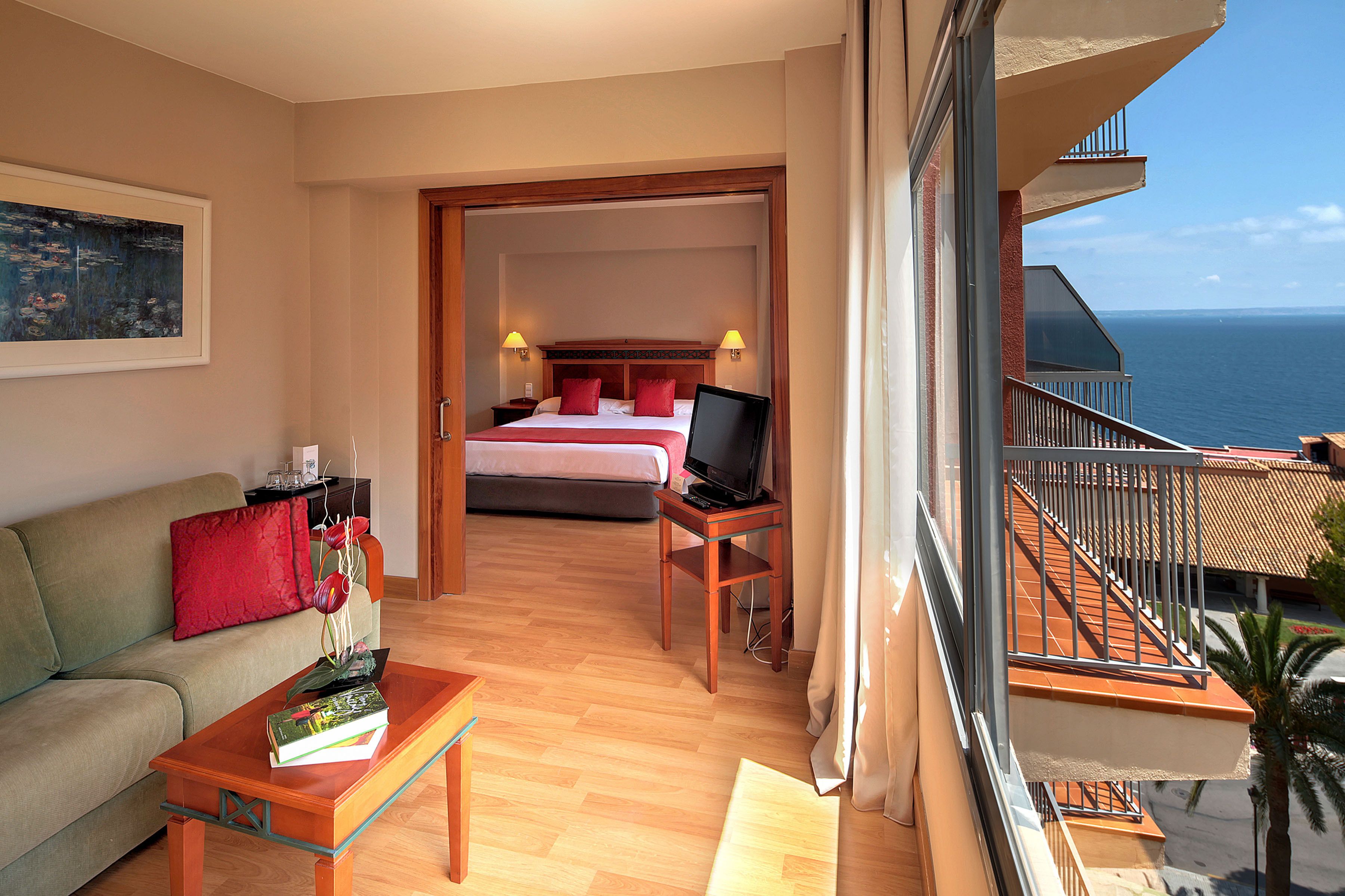 junior suite | 1 bedroom, minibar, in-room safe, desk
