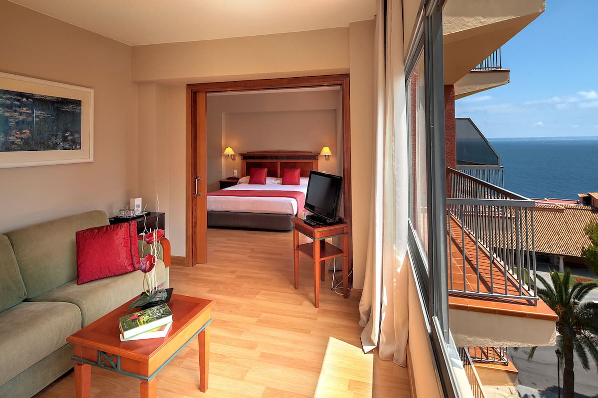 junior suite | 1 bedroom, minibar, in-room safe, desk