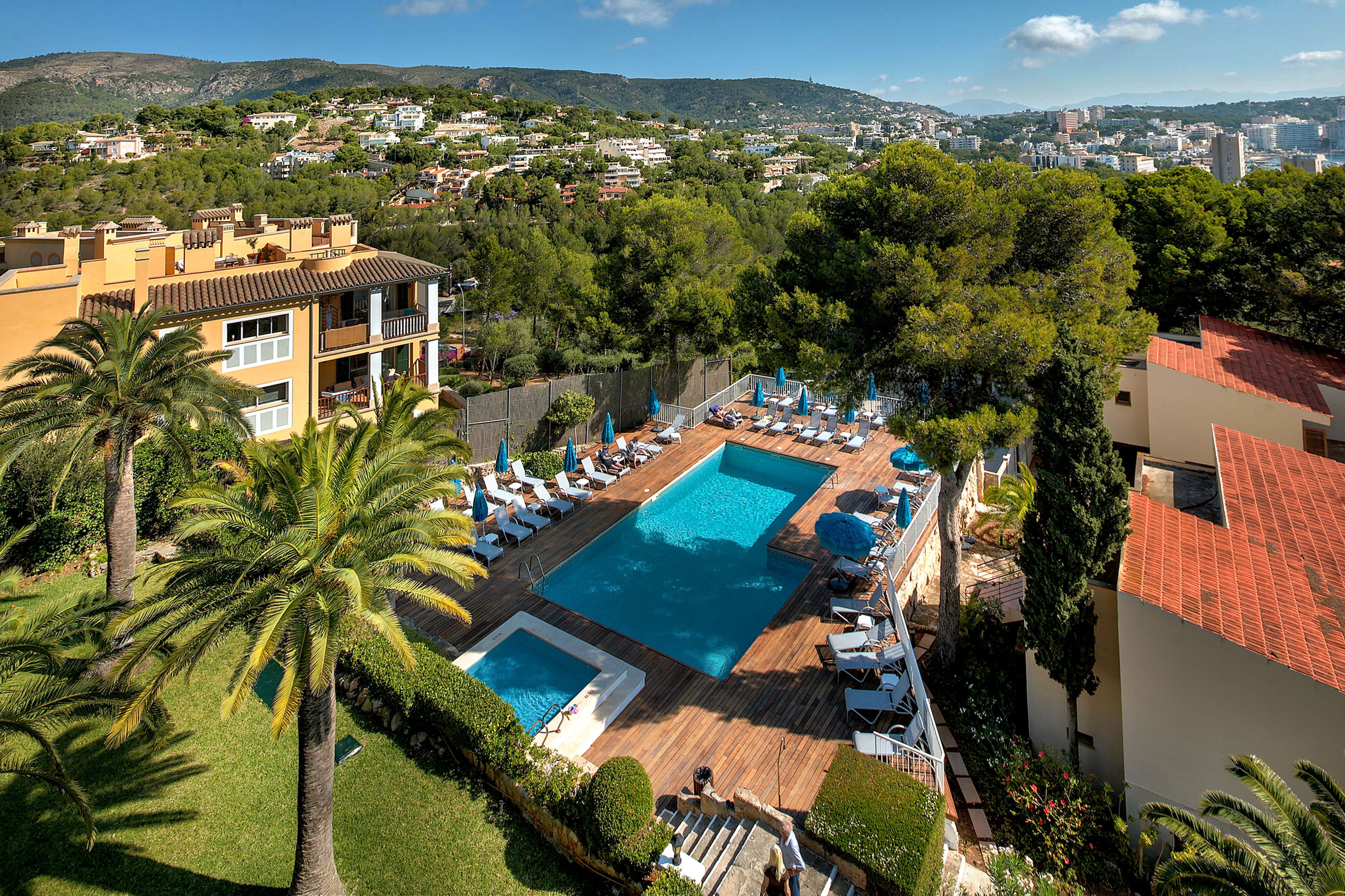 2 室外游泳池，10:00 至 19:00 开放，池畔遮阳伞，日光浴躺椅