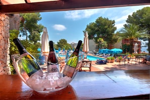 Bar en bord de piscine