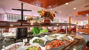 A buffet with various dishes and a decorative centerpiece. - Bonanza Park Hotel by Olivia Hotels Collection (Calvia)