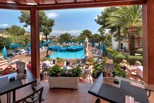 Poolside bar