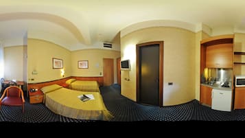Une chambre d’hôtel avec deux lits, un bureau, une chaise, une petite kitchenette et une porte.