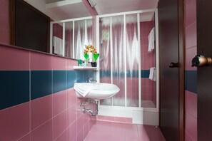 Shower, rainfall showerhead, free toiletries, hair dryer
