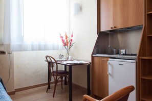 Quarto solteiro, cozinha americana | Cozinha americana privada | Geladeira, micro-ondas, cooktop, talheres/pratos/utensílios de cozinha