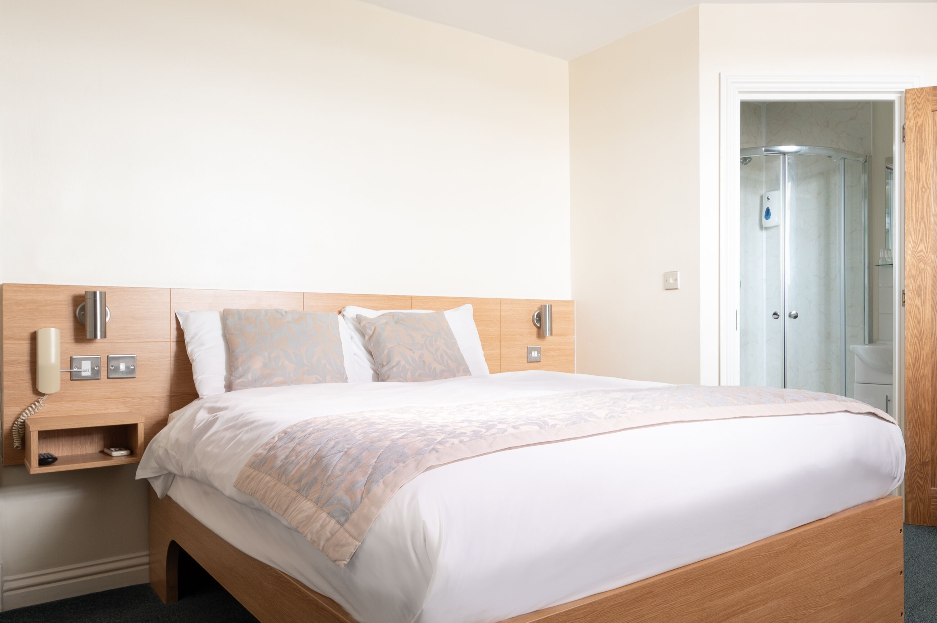 large double room | in-room safe, desk, soundproofing, free wifi