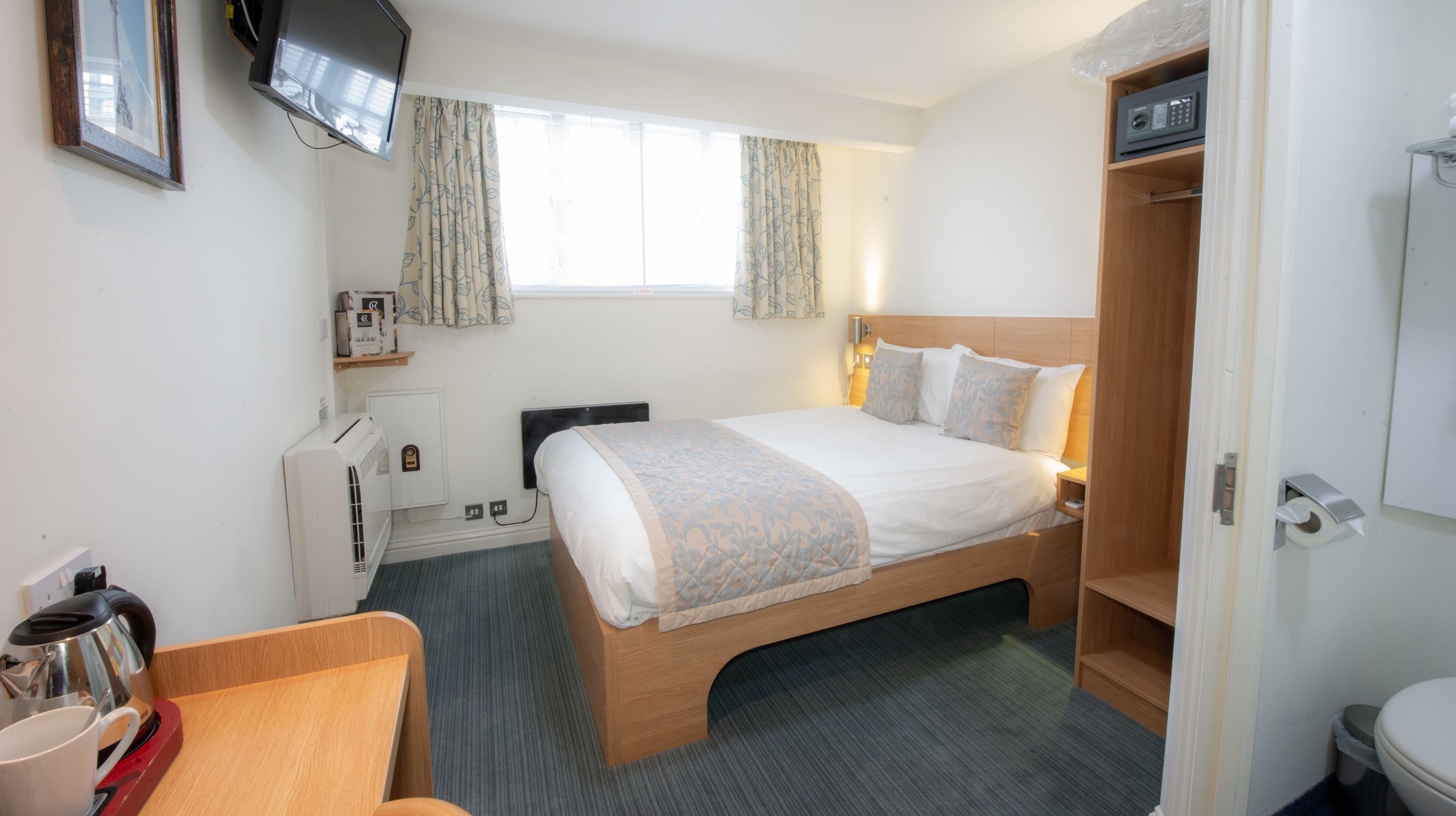 standard double room | in-room safe, desk, soundproofing, free wifi