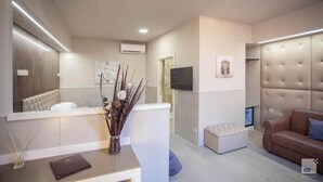 Deluxe Triple Room | Interior - Hotel Cavour (Bologna)