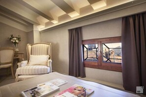 Minibar, caja de seguridad en la habitación y cortinas blackout 