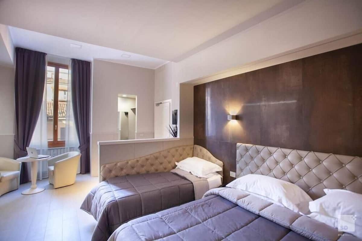 Chambre Triple Deluxe | Minibar, coffres-forts dans les chambres, rideaux occultants