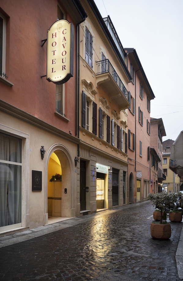 Front of property - Hotel Cavour (Bologna)