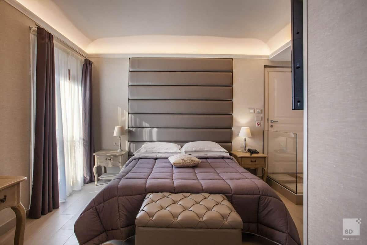 Minibar, coffres-forts dans les chambres, rideaux occultants