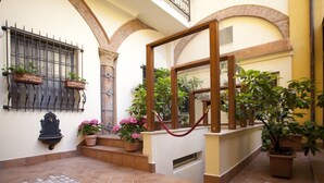 Property entrance - Hotel Cavour (Bologna)
