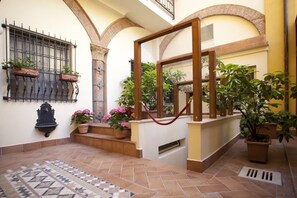 Property entrance - Hotel Cavour (Bologna)
