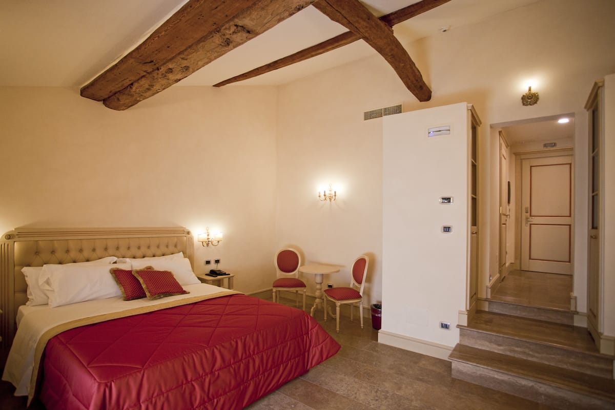 Minibar, coffres-forts dans les chambres, rideaux occultants