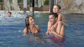 Innenpool, geöffnet von 09:00 Uhr bis 21:30 Uhr, Liegestühle