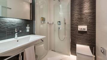 Superior Double Room | Bathroom