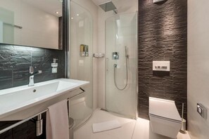Superior tweepersoonskamer | Badkamer | Gratis toiletartikelen, een haardroger, badjassen, pantoffels