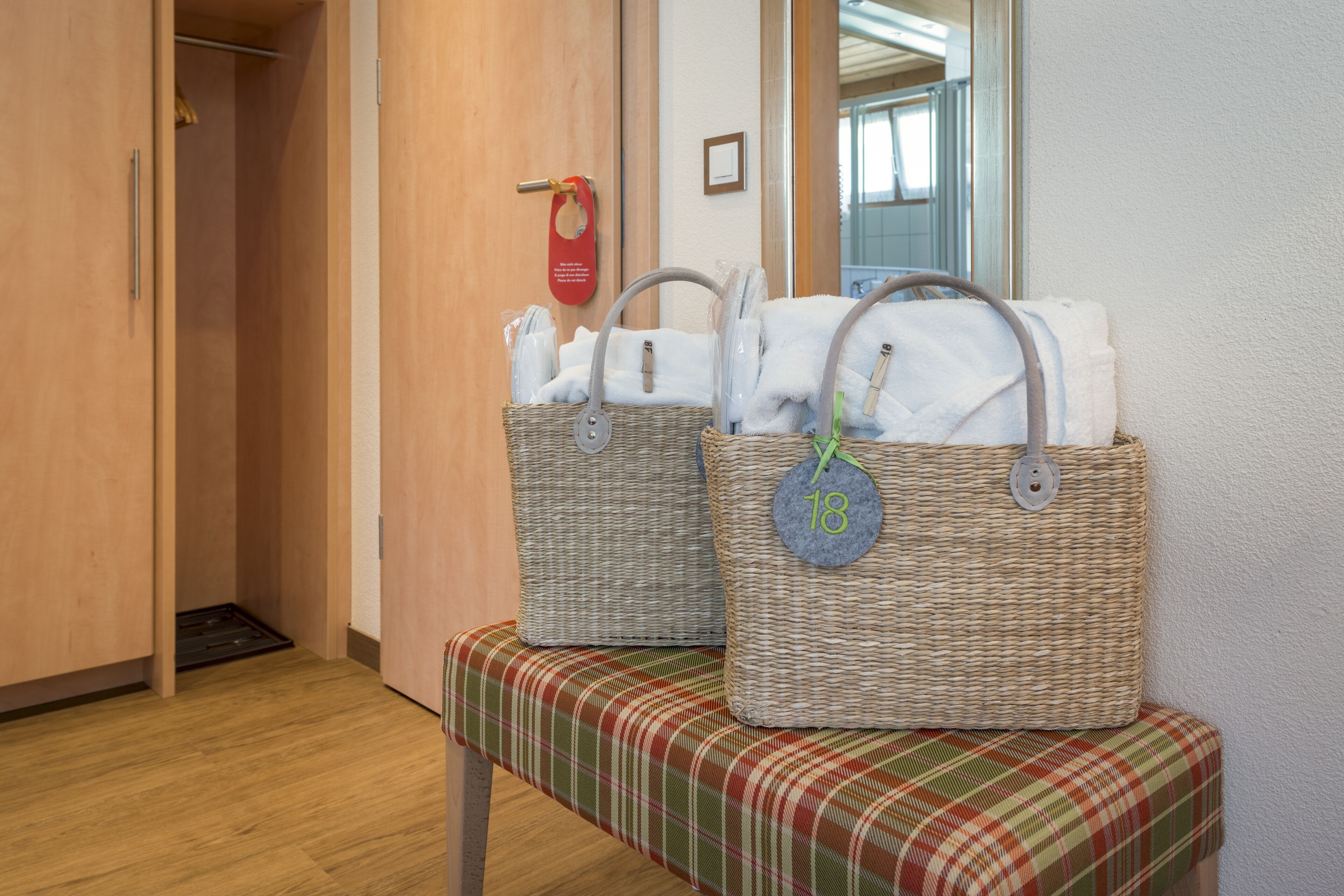 family room | living area | 80-cm flat-screen tv with cable channels, tv