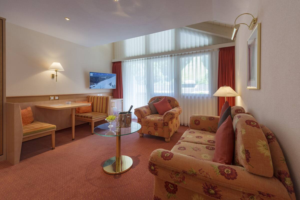 suite | living area | 80-cm flat-screen tv with cable channels, tv