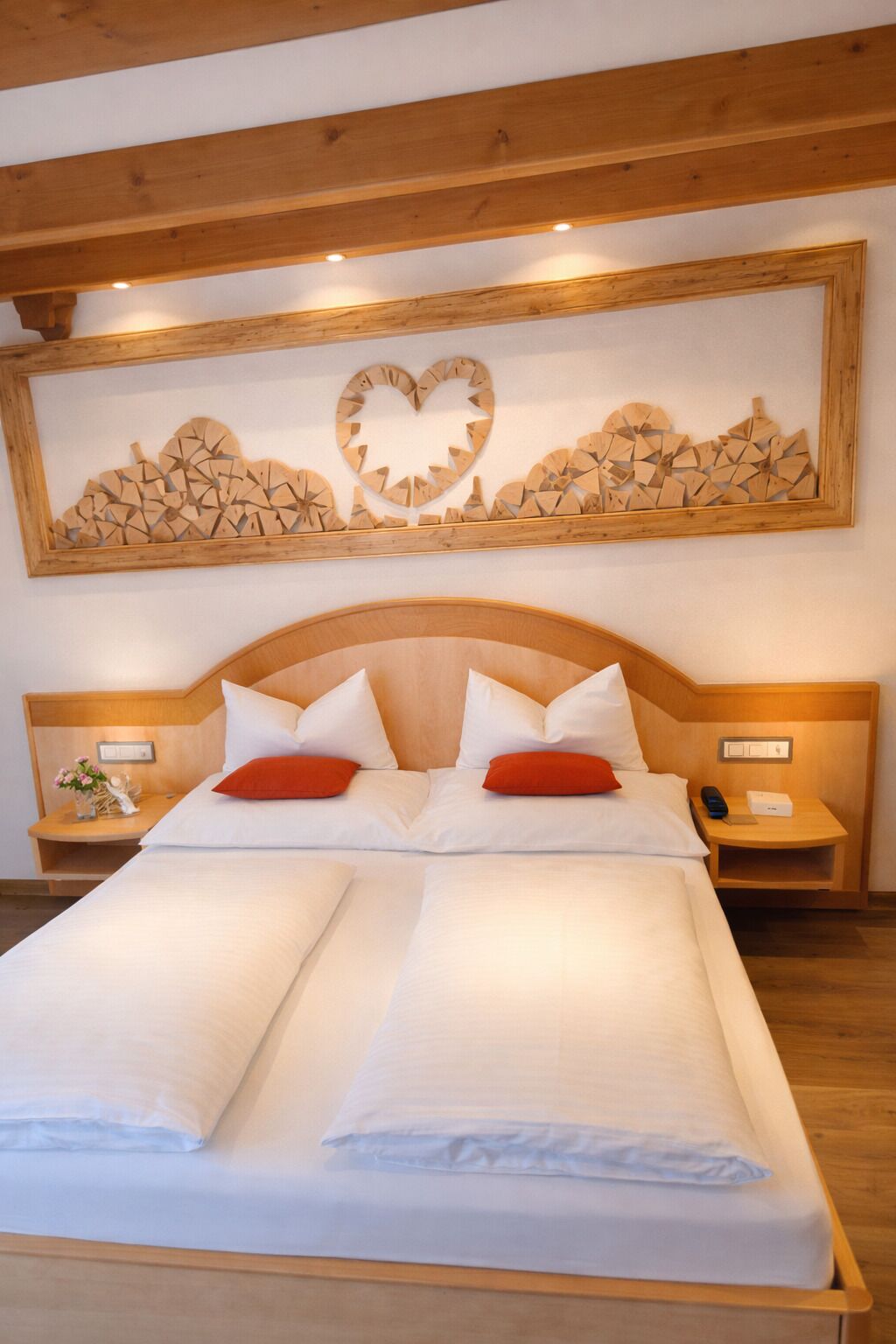 Familierom | Sengetøy av topp kvalitet, safe på rommet og skrivebord