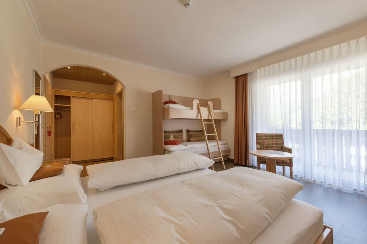 Superior tweepersoonskamer | Luxe beddengoed, een minibar, een kluis op de kamer, een bureau