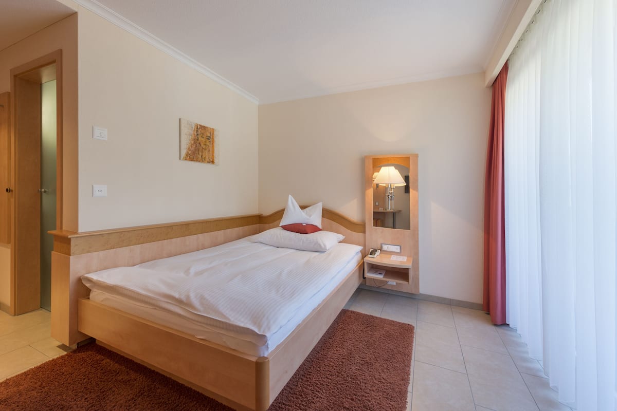 Sengetøy av topp kvalitet, safe på rommet og skrivebord