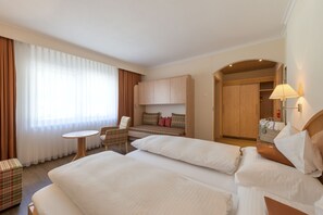 Superior Double Room | Premium bedding, in-room safe, desk, blackout curtains - Alpenresort Eienwäldli Engelberg (Engelberg)
