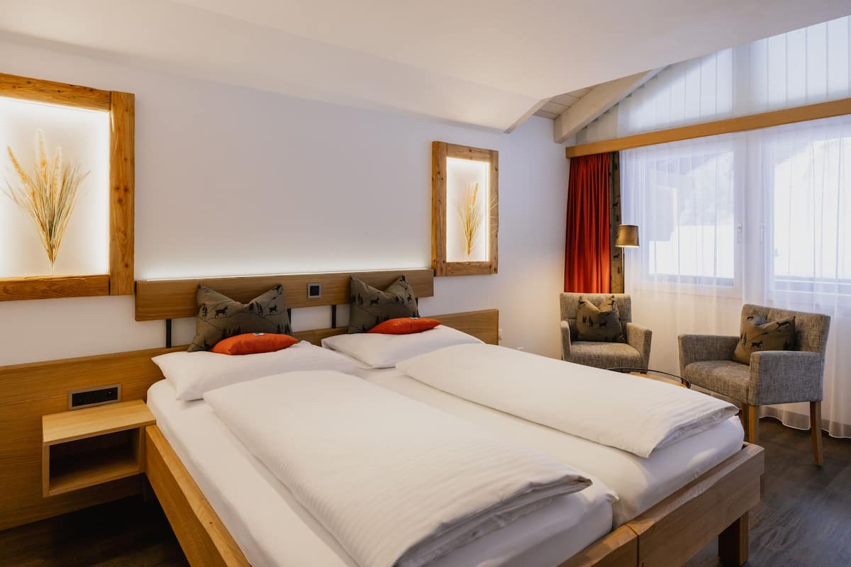 Sengetøy av topp kvalitet, safe på rommet og skrivebord